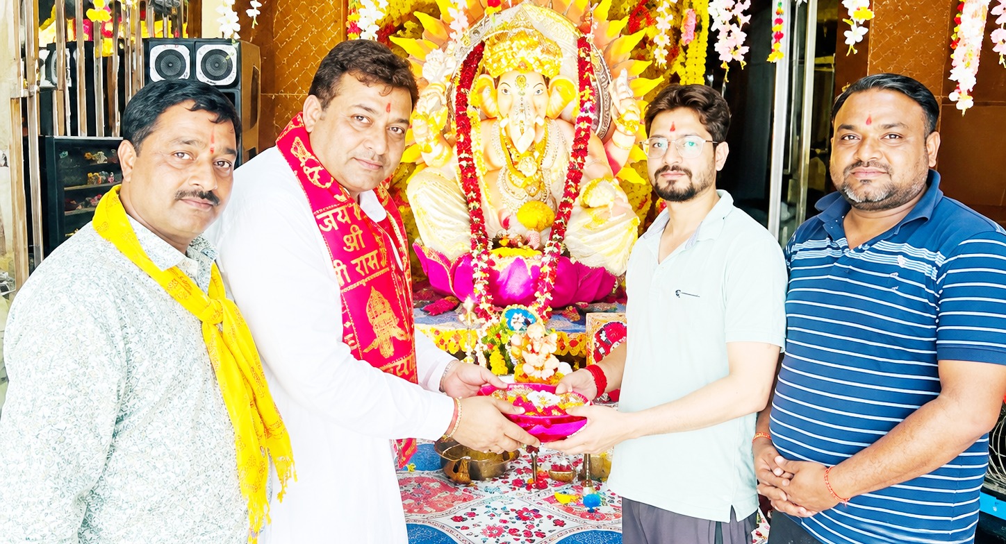 श्रीजी शोभायात्रा और गणेश महोत्सव में शामिल हुए सपा प्रदेश सचिव अभिषेक गर्ग