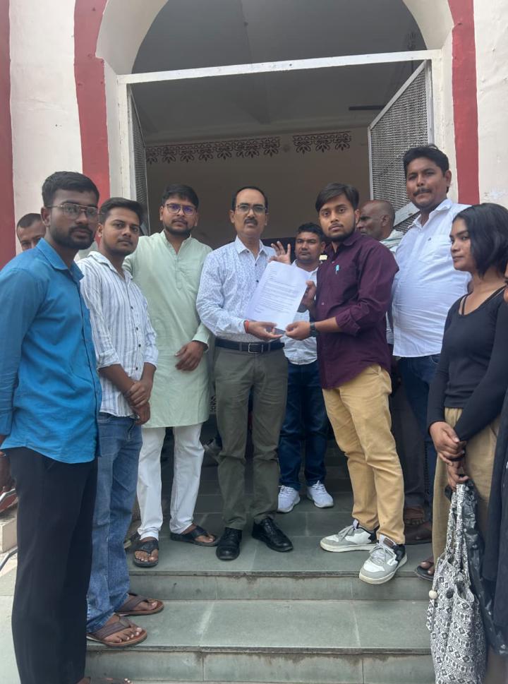 UP PET अभ्यर्थियों का गृह जनपद से दूर सेंटर आवंटित होने पर आक्रोश