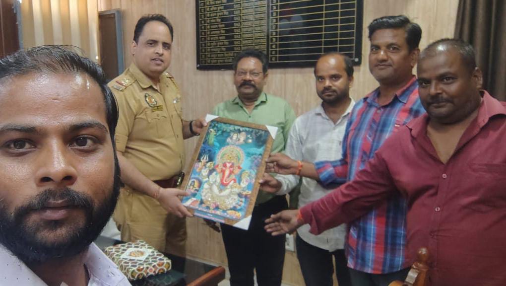 गणेश सेवा संस्थान ने थानाध्यक्ष को किया सम्मानित
