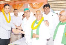 गांव की चौपाल पर लगा किसान दिवस, डीएम ने खत्म कराया किसानों का धरना