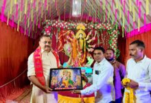 ग्राम सरैया के दुर्गा पूजा पंडाल में पहुंचे पूर्व विधायक चंद्रभद्र सिंह ‘सोनू’, मां दुर्गा के दरबार में टेका मत्था