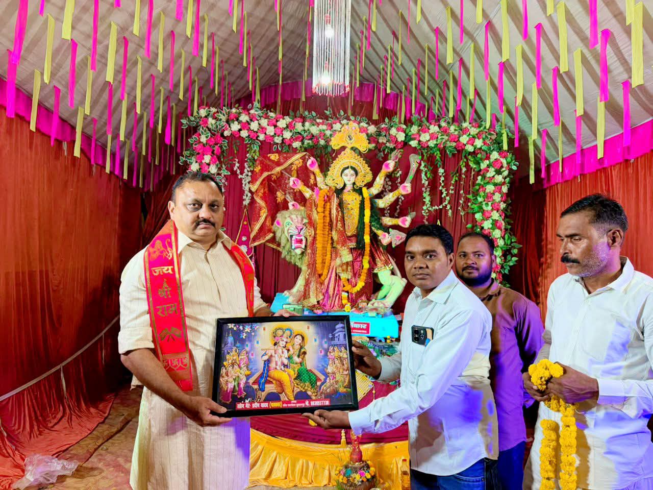ग्राम सरैया के दुर्गा पूजा पंडाल में पहुंचे पूर्व विधायक चंद्रभद्र सिंह ‘सोनू’, मां दुर्गा के दरबार में टेका मत्था