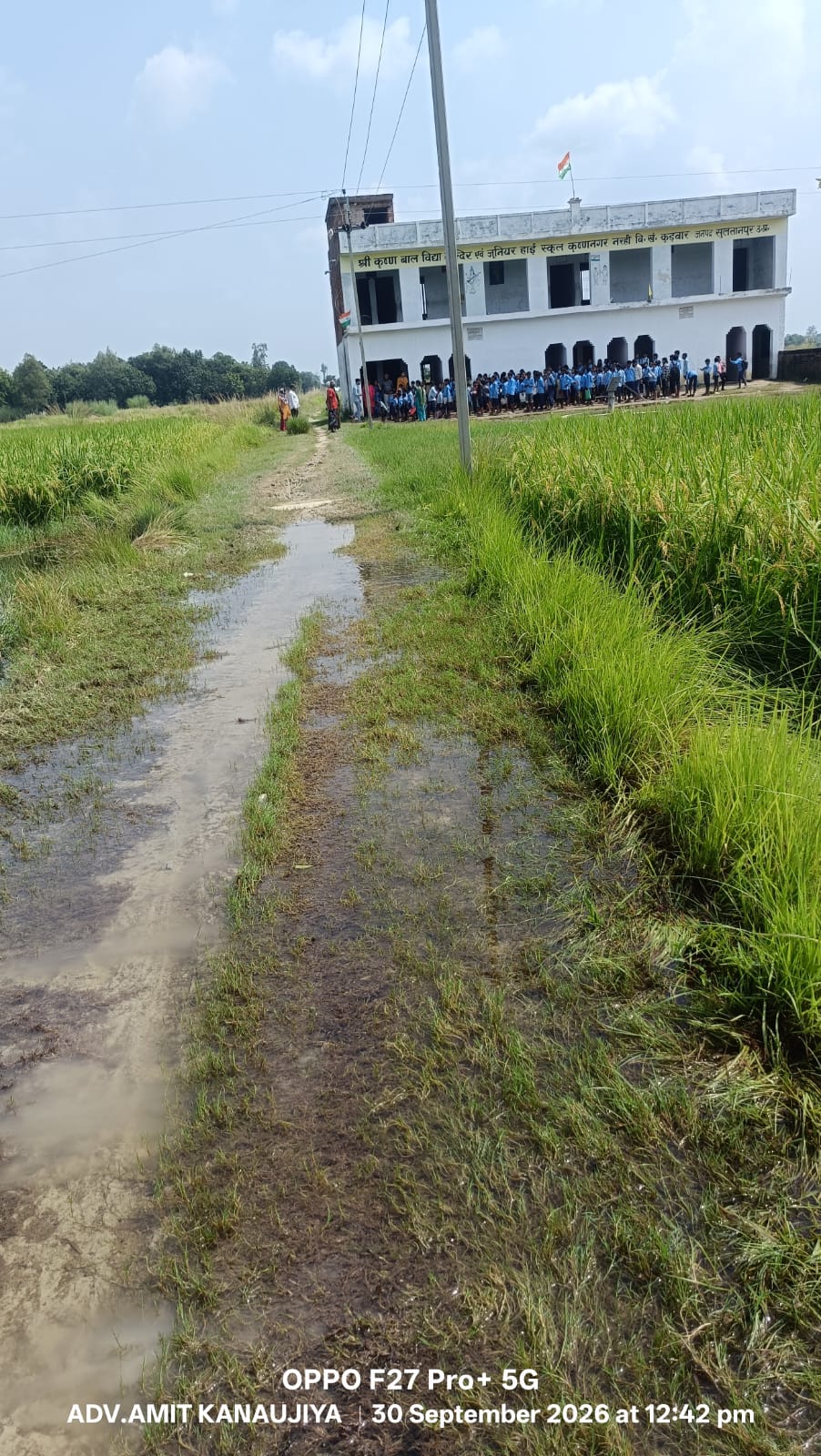 जर्जर मार्ग से स्कूल पहुंचने को मजबूर विद्यार्थी, जिम्मेदारों से सड़क निर्माण की मांग