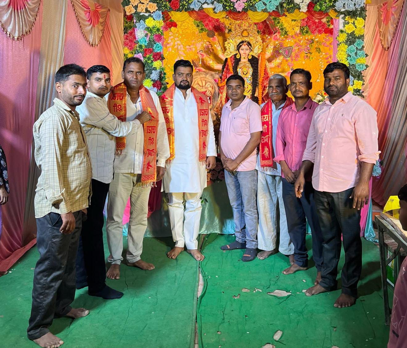 दुर्गा पूजा पंडालों में पहुंचे जिला पंचायत सदस्य प्रत्याशी अधिवक्ता शैलेन्द्र प्रताप यादव