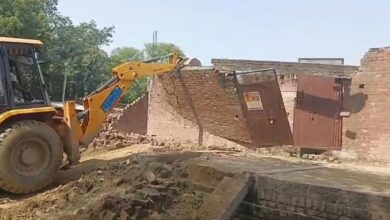 पक्के मकानों पर गरजा प्रशासन का बुलडोजर