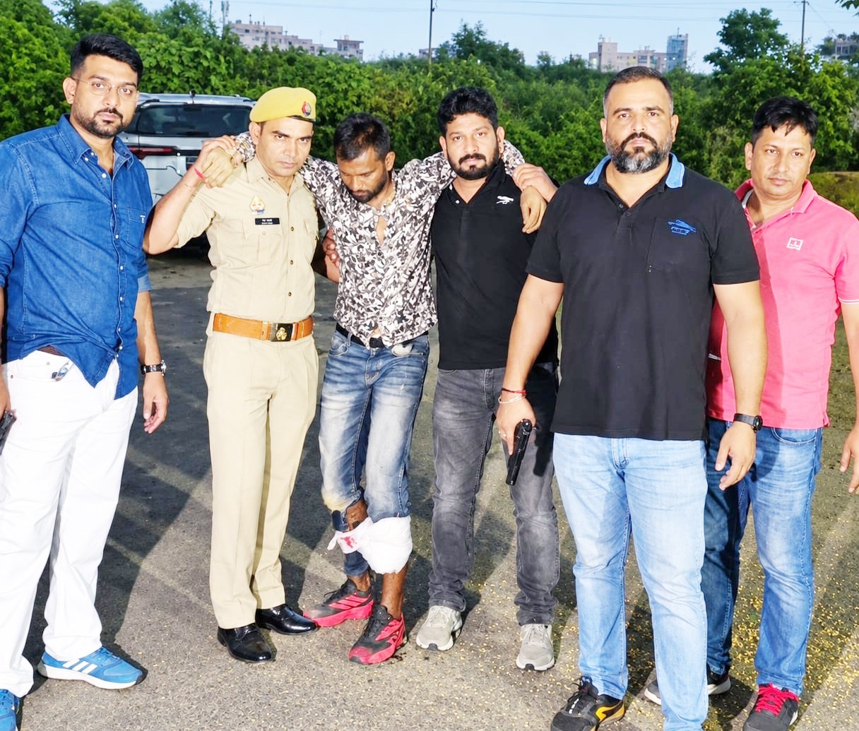 Shot in both legs during police retaliation; stolen Fortuner recovered; accomplice absconding.
