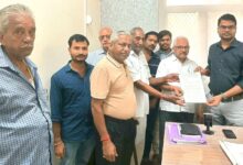 पैतृक आवास पर प्रदर्शन का हुआ विरोध
