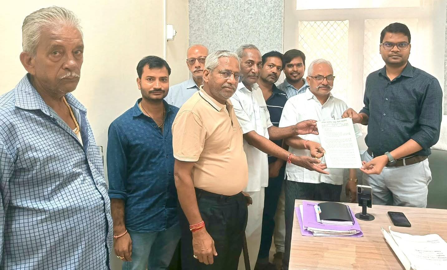 पैतृक आवास पर प्रदर्शन का हुआ विरोध
