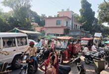महराजगंज कस्बे में जाम के झाम में फंसा तहसीलदार का वाहन