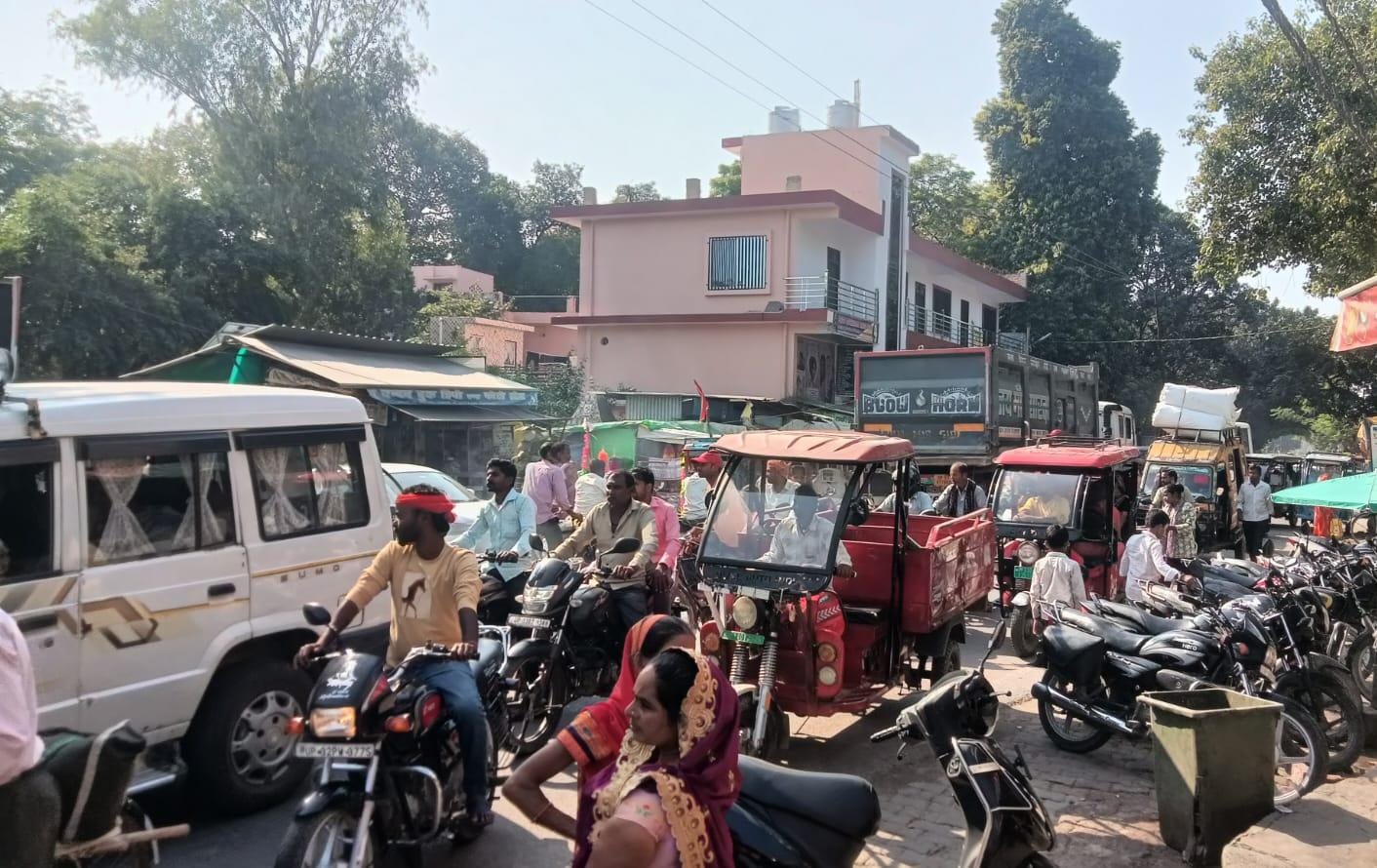 महराजगंज कस्बे में जाम के झाम में फंसा तहसीलदार का वाहन