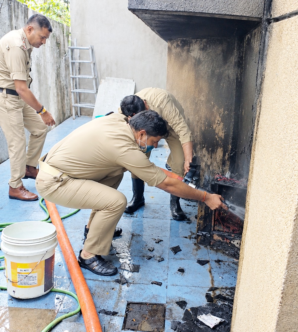 फायर ब्रिगेड ने तीन दमकल गाड़ियों की मदद से आग पर पाया काबू