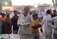 भरथना मंडी में किसानों का हंगामा