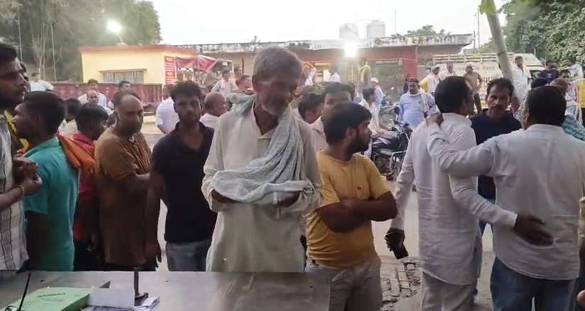 भरथना मंडी में किसानों का हंगामा