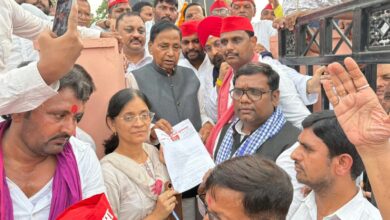 वोट चोरी के आरोपों पर सपा का हल्लाबोल, सड़क पर उतरा कार्यकर्ताओं का हुजूम