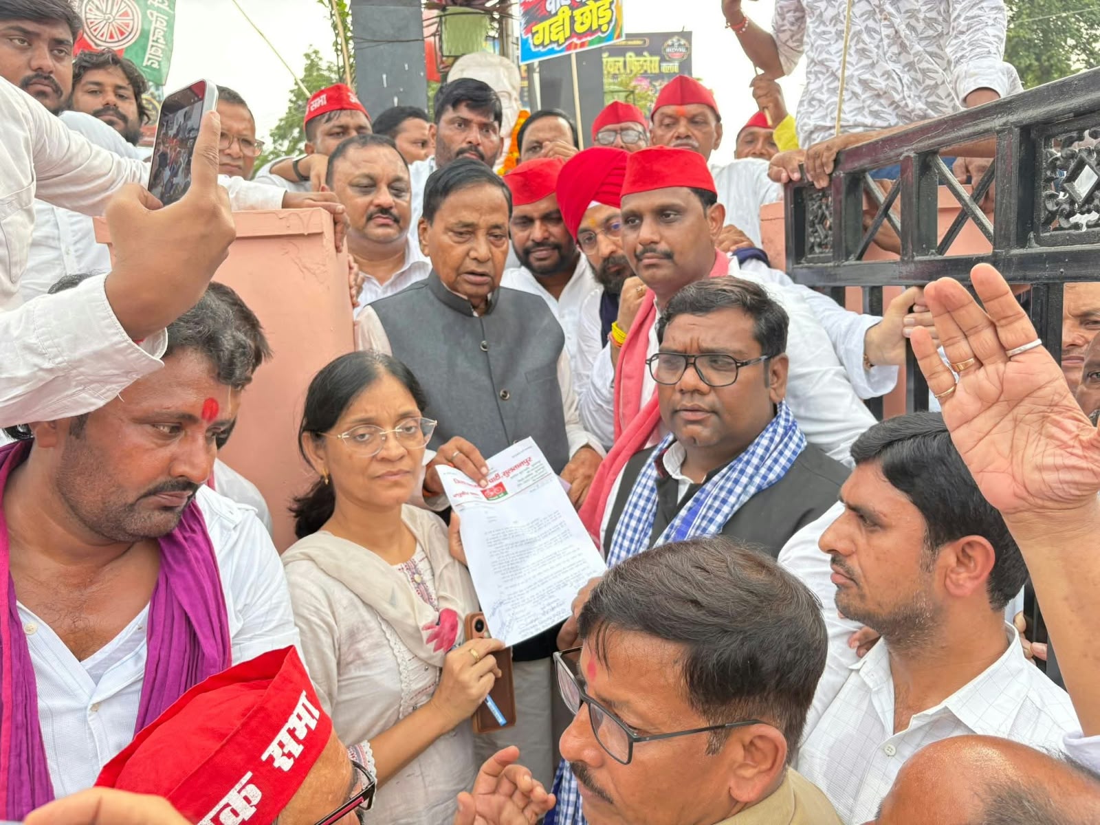 वोट चोरी के आरोपों पर सपा का हल्लाबोल, सड़क पर उतरा कार्यकर्ताओं का हुजूम