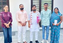 सपा नेता अखिलेश माही के प्रयास से शशिधर यादव के परिवार को मिली आर्थिक सहायता