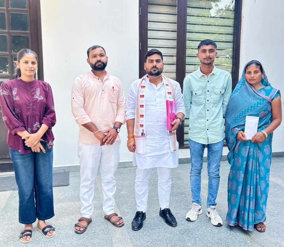 सपा नेता अखिलेश माही के प्रयास से शशिधर यादव के परिवार को मिली आर्थिक सहायता