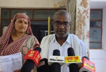 सार्वजनिक रास्ते पर दीवार बनाने का आरोप, डीएम से लगाई गुहार