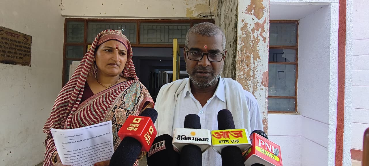 सार्वजनिक रास्ते पर दीवार बनाने का आरोप, डीएम से लगाई गुहार