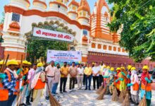 सीकरी मंदिर परिसर में चला स्वच्छता अभियान, जनप्रतिनिधियों ने किया श्रमदान