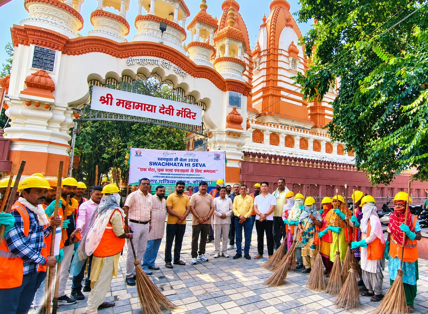 सीकरी मंदिर परिसर में चला स्वच्छता अभियान, जनप्रतिनिधियों ने किया श्रमदान