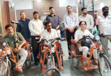 सीडीओ कुमार सौरभ ने विकास भवन में लाभार्थियों को सौंपी ट्राइसाइकिल