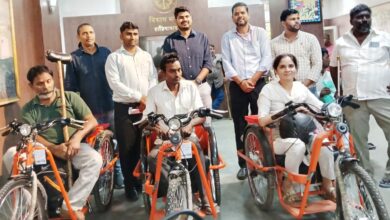 सीडीओ कुमार सौरभ ने विकास भवन में लाभार्थियों को सौंपी ट्राइसाइकिल