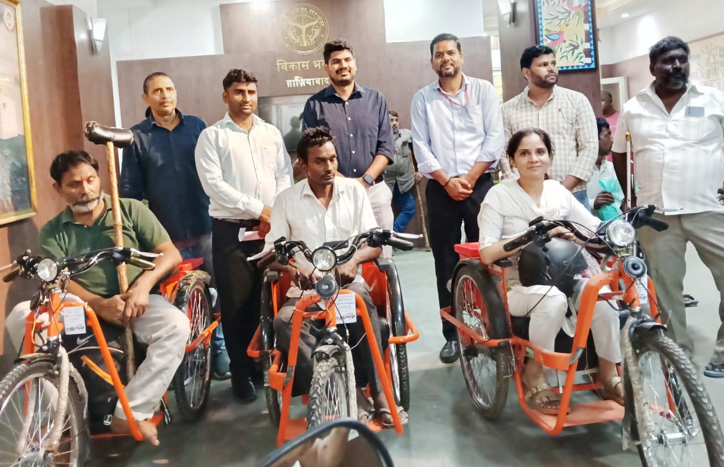 सीडीओ कुमार सौरभ ने विकास भवन में लाभार्थियों को सौंपी ट्राइसाइकिल
