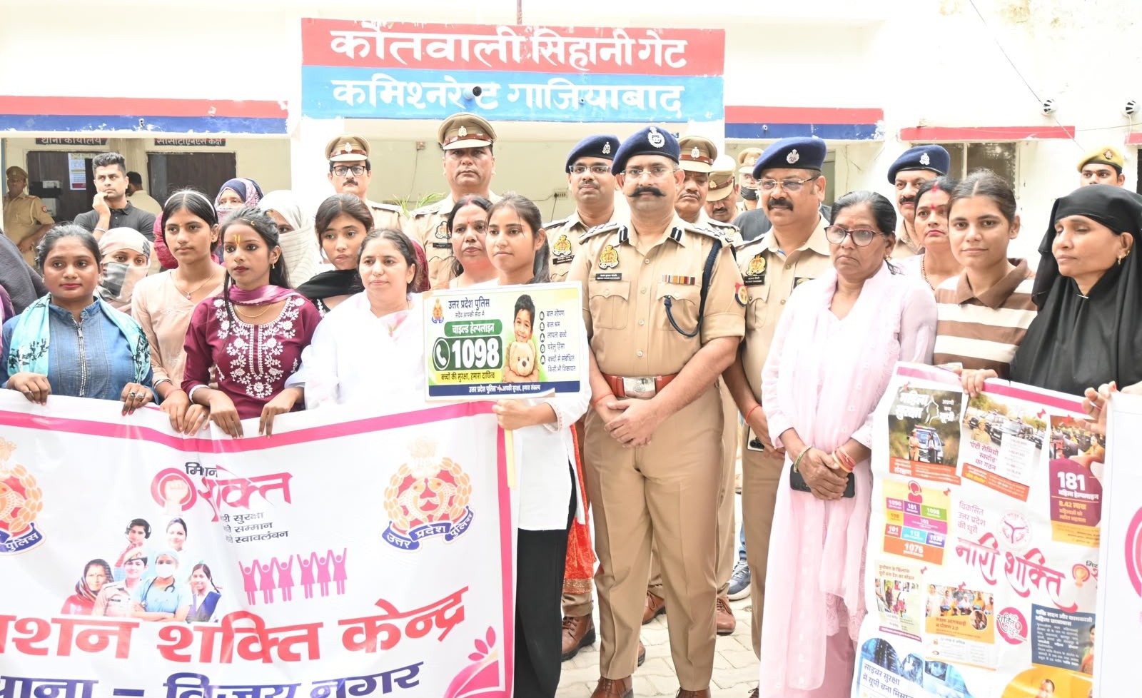 स्वास्थ्य विभाग की महिला कर्मियों और छात्राओं ने दिया सुरक्षा, सम्मान और सशक्तिकरण का संदेश