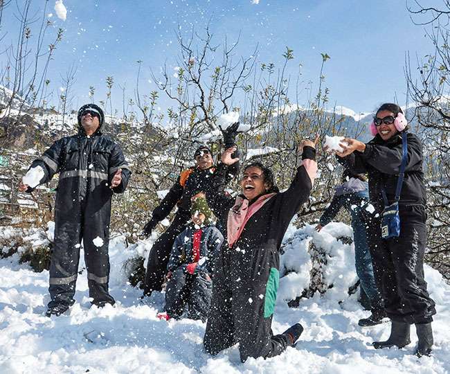 Photo of सर्दियों के मौसम में पहाड़ों पर हुई भारी बर्फ़बारी ने उत्तर भारत को किया ठंडा, ऐसा रहा Weather