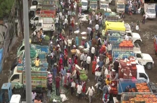 Photo of इस शहर में कोरोना के बढ़ते कहर के कारण सरकार ने लगाया लॉकडाउन, बाजार में उमड़ी लोगों की भारी भीड़