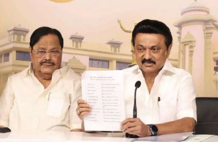 Photo of TN Election: DMK ने जारी किया अपना चुनावी घोषणापत्र कहा,”सरकार बनी तो सस्ता होगा पेट्रोल-डीजल और LPG गैस”