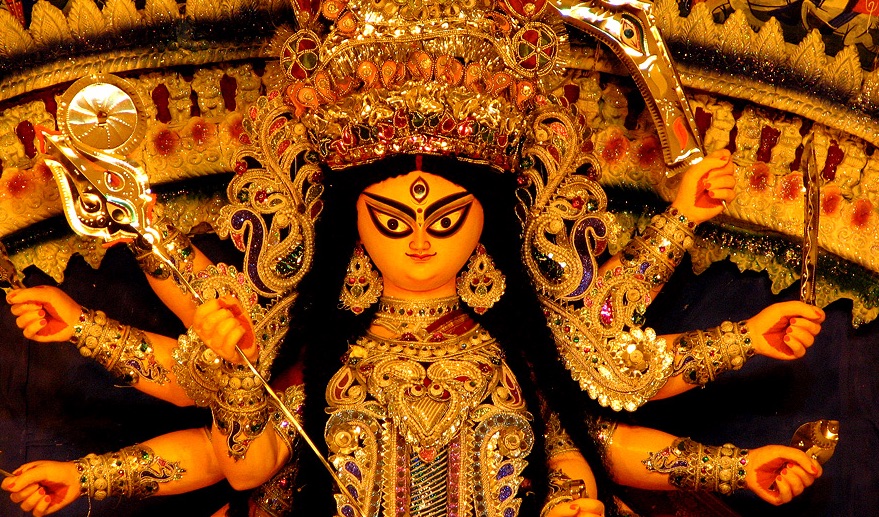 Photo of लखनऊ : बिना रंग के कच्चे मिट्टी से तैयार की जा रही माँ दुर्गा की भव्य प्रतिमा…जानिए क्या है खास बातें