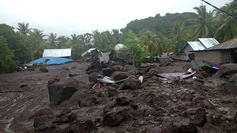 Photo of इंडोनेशिया में भारी बारिश और बाढ़ के कारण हुई भूस्खलन की घटना, 44 लोगों ने गवाई जान