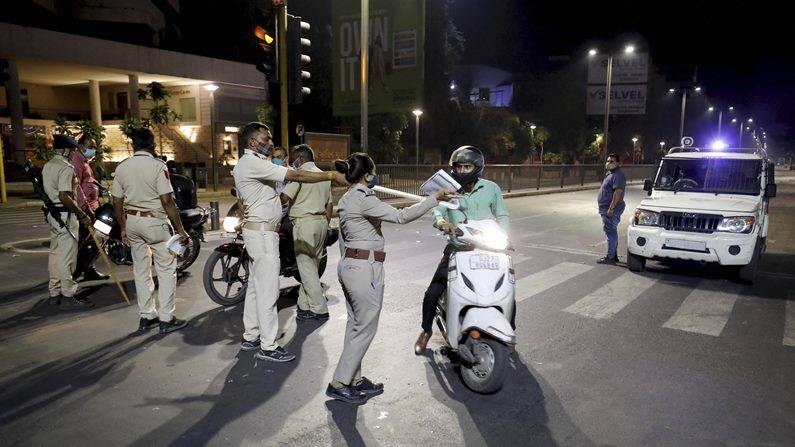 Photo of उत्तराखंड: प्रदेश में आज लगा साप्ताहिक कर्फ्यू, नियमों का उल्लंघन करने वालों पर पुलिस ने बरसाए डंडे