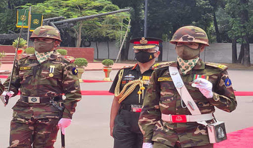 Photo of पांच दिन की यात्रा के लिए ढाका पहुंचे सेना प्रमुख जनरल नरवणे, शहीदों को अर्पित करेंगे श्रद्धांजलि