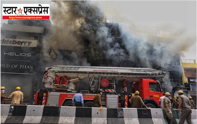 Photo of दिल्ली के लाजपत नगर में कपड़े के शोरूम में लगी भयानक आग, दमकल की 30 गाड़ियां मौके पर मौजूद