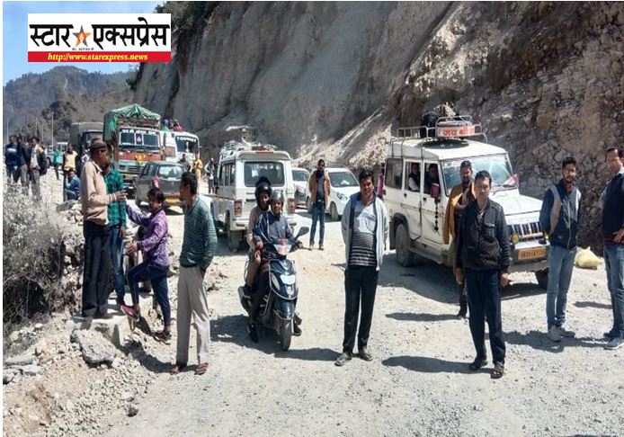 Photo of पिथौरागढ के रास्ते 55 घंटे बंद होने के कारण यात्रियों को काफी परेशानी का सामना करना पड़ रहा