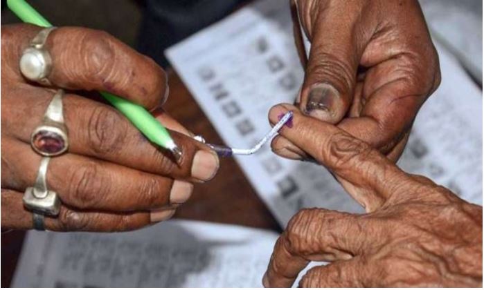 Photo of मैनपुरी, रामपुर और खतौली में बढ़ी मतदान की रफ्तार, जाने 3 बजे तक कितना फीसदी हुआ मतदान