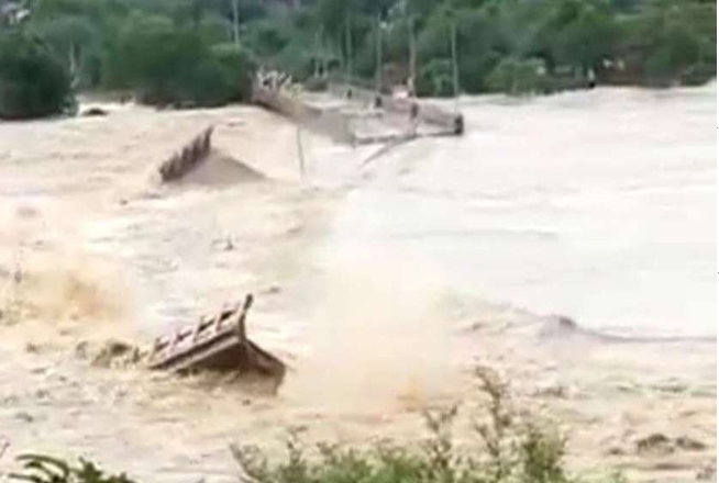 Photo of मध्य प्रदेश की आई बाढ़ में फंसे 2 हजार से अधिक लोग, वायुसेना का बचाव अभियान जारी