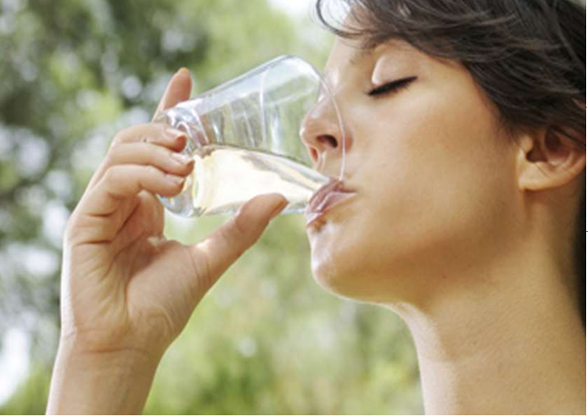 Photo of अगर आप भी पीते है कम पानी तो हो जाएं सावधान, नहीं तो पकड़ लेंगी ये बीमारियां