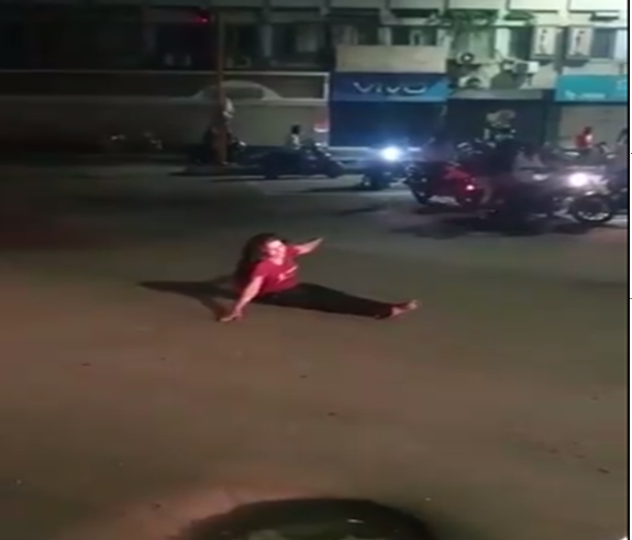 Photo of शराब के नशे में सड़क पर लेटी लड़की, विडियो हुआ वायरल