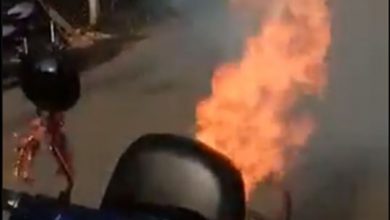 Photo of सड़क पर खड़े इलेक्ट्रिक स्कूटर में लगी आग, वीडियो हुआ वायरल