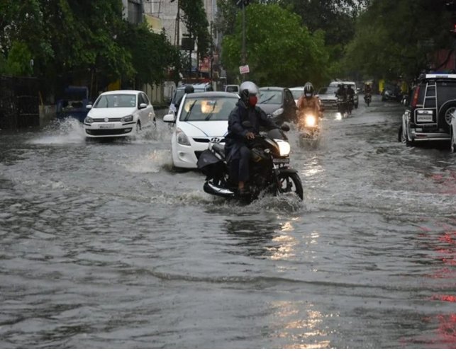 Photo of इन जगहो पर भीषण बारिश की चेतावनी, जानें दिल्ली-यूपी समेत कैसा रहेगा मौसम