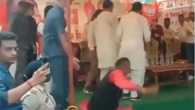 Photo of नारे लगाते हुए मंच से गिर पड़े बीजेपी नेता, वीडियो हुआ वायरल
