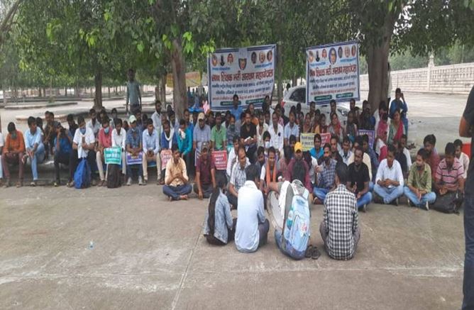 Photo of 69 हजार शिक्षक भर्ती धांधली मामला : OBC और SC अभ्यर्थियों का 85वें दिन भी धरना जारी, 27 सितंबर को UP विधानसभा का करेंगें घेराव