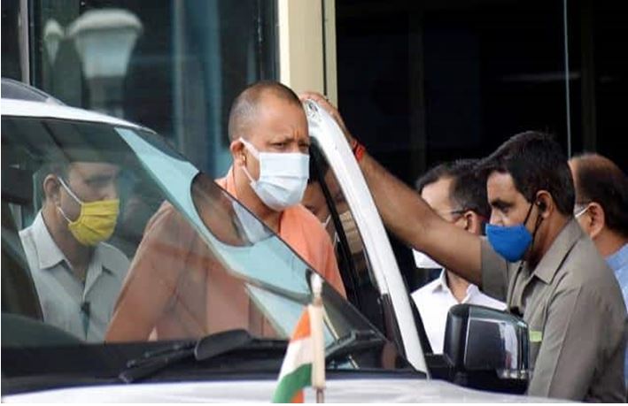 Photo of घायल सिपाही को देख सीएम योगी ने रुकवाई गाड़ी, एम्बुलेंस से भेजा अस्पताल