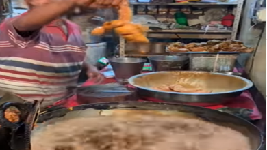 Photo of खौलते तेल में हाथ डालकर निकाला चिकन, वीडियो देख हैरान हुए लोग