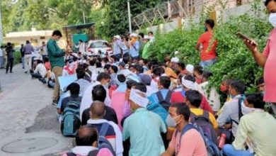 Photo of 69,000 शिक्षक भर्ती घोटाला : अभ्यर्थियों का बेसिक शिक्षा मंत्री के घर पर घेराव, 6 हजार सीटों पर भर्ती से हैं नाखुश