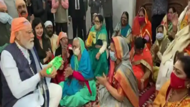 Photo of रविदास मंदिर में महिलाओं संग बैठ कीर्तन और मंजीरा बजाते दिखे पीएम मोदी, देखें वीडियो